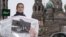 Участница пикета в Петербурге в защиту здания Конюшенного ведомства
