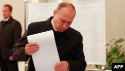 Президент России Владимир Путин голосует на выборах в Государственную Думу. Москва,18 сентября 2016 года.