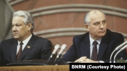 M. Gorbaciov (dreapta), ultimul lider al URSS și Boris Elțin, primul președinte al Federației Ruse, ambii parte a nomenclaturii sovietice (Sursă: BNRM)