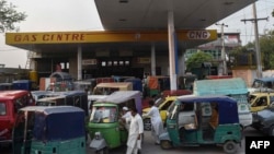 په پېښور کې ګڼ ګاډي په سي اېن جي پمپ کې د سېلېنډرو ډکولو لپاره ولاړ دي - انځور له ارشیفه. 