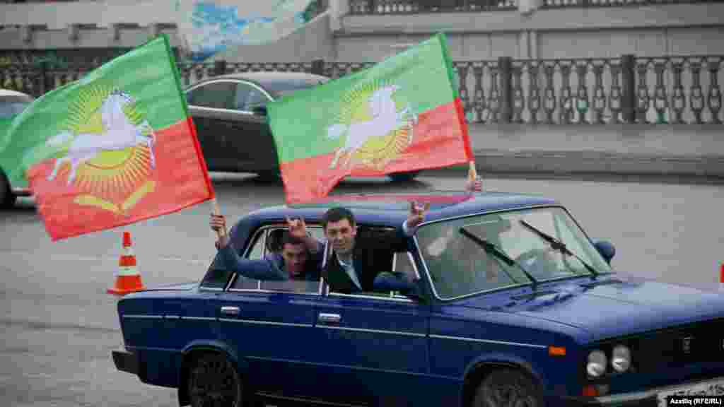 ТМТV канала тантанасына җырчы Фирдүс Тямаев иҗади төркеме белән Норлат районы әләмнәрен җилфердәтеп Русия машинасында килде