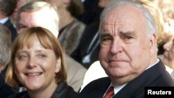 Гелмут Коль Германиянын азыркы канцлери Ангела Меркел менен. 
