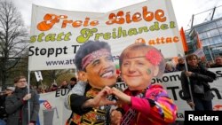 Demonstranti u njemačkom Hanoveru nose transparente protiveći se postizanju Transatlanskog sporazuma o investicijskom partnerstvu (TTIP), 23. april 2016.