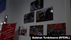 Көргөзмөгө илинген сүрөттөр. 