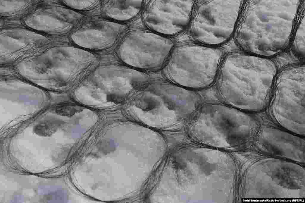 Роботи тривають безперервно: за допомогою важкої техніки бійці зводять десятки кілометрів укріплень: від протитанкових ровів до мінно-вибухових бар’єрів