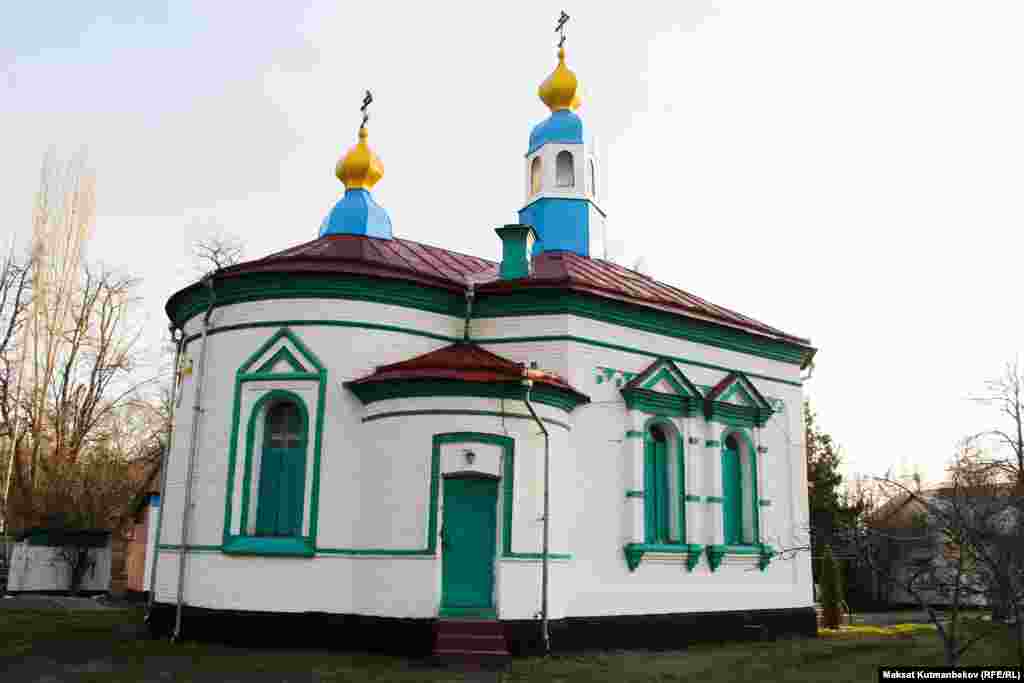 Талас шаарында жайгашкан бул чиркөө 1890-жылы курулган. Тарыхый маалыматтарга таянсак, чиркөө ыйык Дмитрий Солунскийге арналып салынган. Анын курулушун ошол кездеги көпөс Дмитрий Дамаскин каржылаган. Чиркөө тегерек формада. Жанында чиркөөгө таандык чакан үй бар. Революциядан кийинки 1937-1938-жылдары чиркөөнү совет бийлиги тартып алган. Имарат буудай сактаган кампа, кийин телеграф катары колдонулган. Чиркөөнүн имаратынын ичиндеги айкаш жыгачтары жана чатыры сакталып калган. Учурда чиркөө оңдолуп, ачык түстөр менен боелгон.