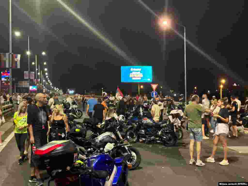 Nakon protesta u beogradskoj opštini Zemun blokirana je Gazela u večernjim satima. 