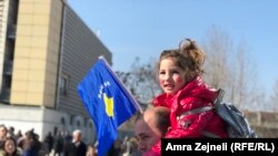 Жители Приштины празднуют независимость Косово