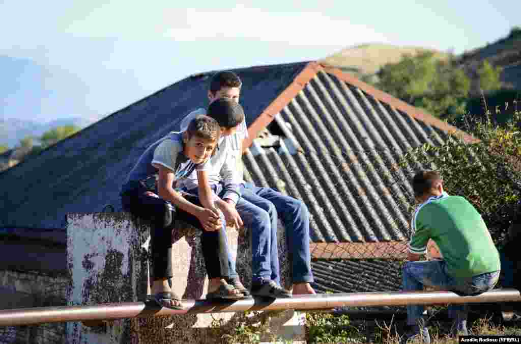Atışma səsi, təhlükə və sosial çətinlik bu uşaqların həyatının bir hissəsi olub Quşçu Ayrım kəndində. 