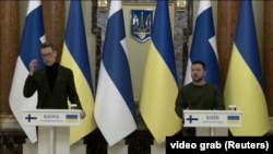 Президенты Финляндии и Украины Александр Стубб и Владимир Зеленский на переговорах в Киеве
