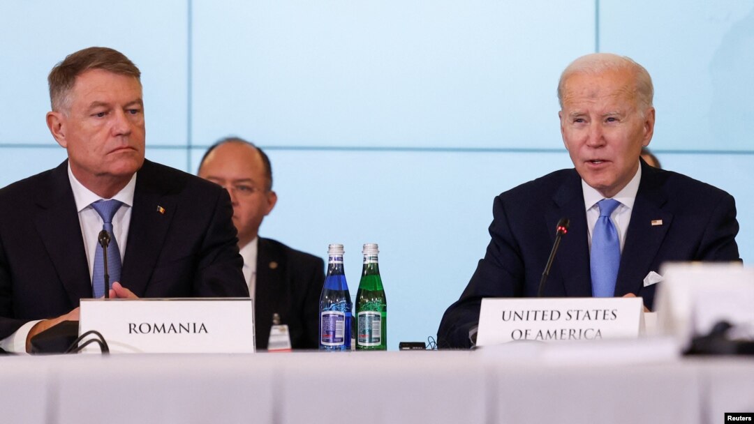 Președintele român Klaus Iohannis, alături de liderul american Joe Biden, în timpul unei reuniuni B9 care a avut loc la Varșovia, în februarie 2023.