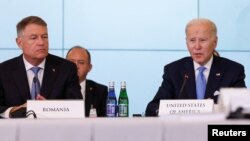 Președintele român Klaus Iohannis, alături de liderul american Joe Biden, în timpul unei reuniuni B9 care a avut loc la Varșovia, în februarie 2023.