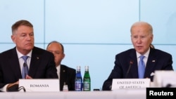 Președintele României Klaus Iohannis și președintele SUA Joe Biden la Summitul NATO, 22 februarie 2023. 