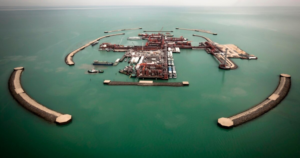 Қара әйел еркекті сүтпен тамақтандырады, ал екіншісі оны сиқырлайды. Порно мультфильм: Ниндзя тасбақалары Айприлді ұрып жатыр