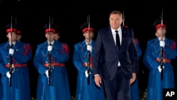 Presidenti i Republikës Sërpska, Millorad Dodik, duke ecur para Gardës së Nderit të entitetit serb të Bosnjë e Hercegovinës. Fotografi nga arkivi.