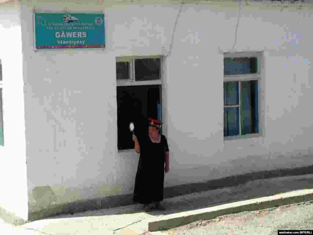 Gäwersdäki demir ýol stansiýasynyň işgäri.