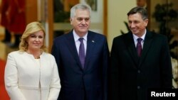 Presidentja e Kroacisë dhe Presidenti i Serbisë e ai i Sllovenisë në nisje të Samitit Bërdo-Brioni në Sarajevë