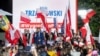 Мэр Варшавы і чалец кіроўнай «Грамадзянская кааліцыя» Рафал Тшаскоўскі выступае перад сваімі прыхільнікамі пасьля прэзыдэнцкіх дэбатаў у сядзібе Польскай тэлевізіі ў Варшаве, 12 траўня 2025