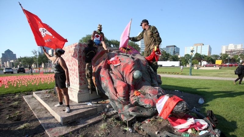 Демонстранты в Канаде снесли статуи королев Виктории и Елизаветы II (+фото)