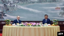 Ruski predsjednik Vladimir Putin (lijevo) i njegov kineski kolega Xi Jinping (desno) na sastanku u Pekingu, Kina, 2. septembra 2025.