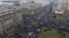 Uz studente, na ulicama su bili đaci brojnih srednjih škola koje su obustavile nastavu, njihovi roditelji, kao i prosvetni radnici koji štrajkuju u školama širom Srbije.