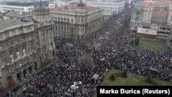 Uz studente, na ulicama su bili đaci brojnih srednjih škola koje su obustavile nastavu, njihovi roditelji, kao i prosvetni radnici koji štrajkuju u školama širom Srbije.