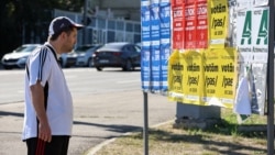 Un bărbat stă în fața unui panou cu publicitate electorală a partidelor politice din R. Moldova, înaintea alegerilor parlamentare din toamna anului trecut, Chișinău, septembrie 2025.