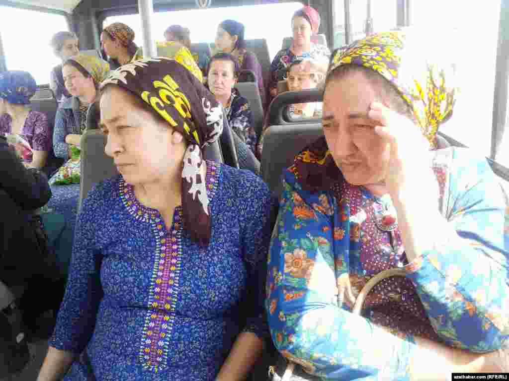 Jygyldyga bar&yacute;an awtobusyň i&ccedil;ind&auml;ki da&yacute;zalar. Aşgabat