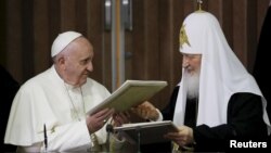 Papa Franjo (lijevo) i ruski patrijarh Kiril razmjenjuju zajedničku deklaraciju o vjerskom jedinstvu u Havani 2016. godine.