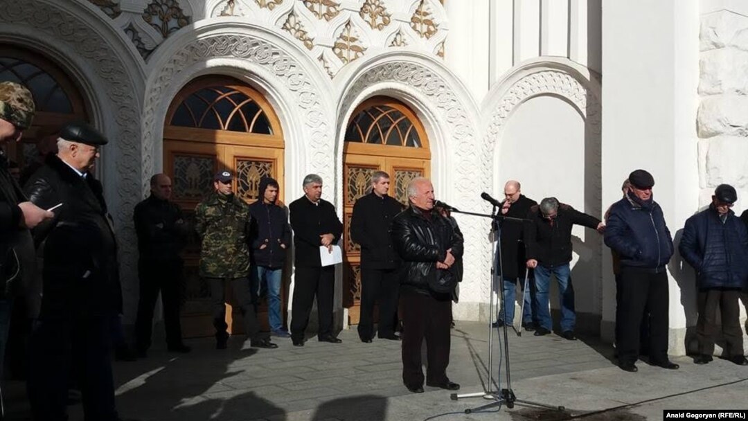 Когда стало ясно, что оппозиция не обладает тем людским ресурсом поддержки, чтобы диктовать власти свои условия, соглашение стало для оппозиционеров прежде всего способом сохранить лицо