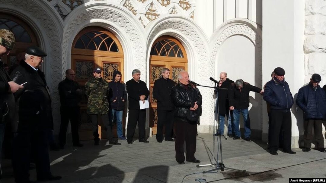 Участники схода поддержали требование о досрочной отставке президента, содержавшееся в резолюции съезда политической партии «Амцахара», и направили несколько человек для переговоров с ним