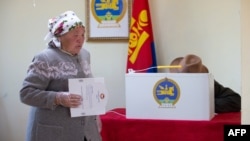 Монголиядагы парламенттик шайлоодо добуш берип жаткан аял. 15-октябрь, 2020-жыл.