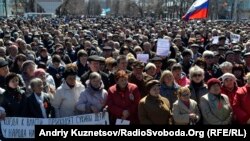 Луганск шаҳрида Украина МХХ биноси олдида 6 апрель куни ўтказилган норозилик намойиши.