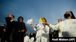 Creștinii irakieni îi spun rămas-bun papei Francisc după slujba ținută de acesta pe un stadion din Irbil, Irak 