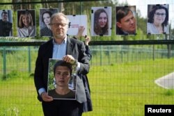 دبیرکل گزارشگران بدون مرز تصویری از رامان پراتاسویچ را در دست دارد