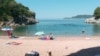 Zelena lista za građane Crne Gore koji žele da putuju ka EU je veoma dobra vijest ali i za domaće turističke radnike, jer će to značiti da će i građani EU biti prisutni ovog ljeta na crnogorskom primorju. (Foto: Kraljičina plaža 28. juna 2021.)