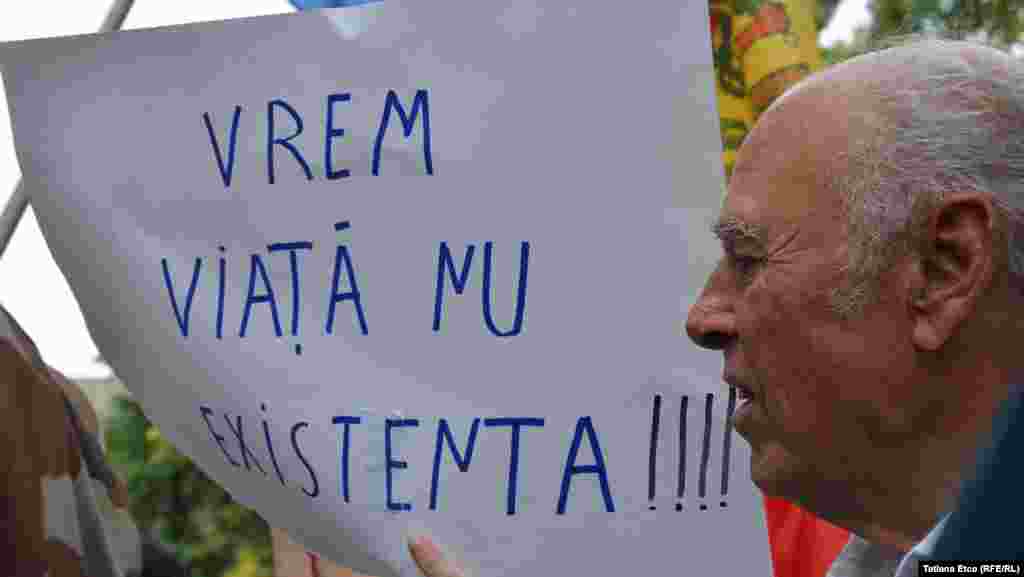 Moldova, the pensioneers protest march at the Chisinau Parliament