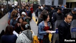 Թուրքիա - Քաղաքացիները հերթ են կանգնել՝ Գերագույն ընտրական հանձնաժողովում անհատապես բողոքարկելու սահմանադրական հանրաքվեի արդյունքները, Անկարա, 18-ը ապրիլի, 2017թ․