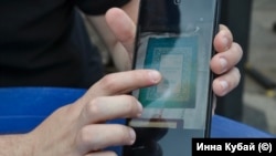 Иляс Шейхислямов показва и друга реликва – снимка на прастария семеен молитвеник.