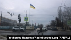 Національний прапор на найбільшому флагштоці міста