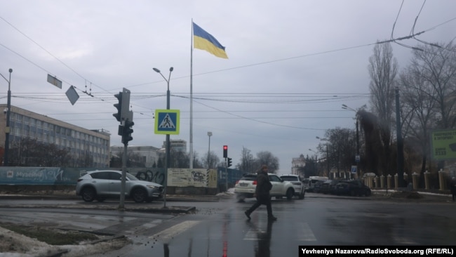 Національний прапор на найбільшому флагштоці міста