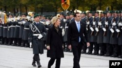 İrakli Alasania Almaniyalı həmkarı Ursula von der Leyen (L) ilə Berlində Alman fəxri qaravulu qarşısında. 20 oktyabr 2014