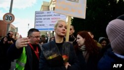 Iulia Navalnaia, văduva fostului opozant rus, Alexei Navalnîi, participă la un protest în fața ambasadei Rusiei de la Berlin, în ultima zi de alegeri în Rusia. 17 martie 2024.