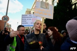 Юлия Навальная (в центре) на митинге рядом с посольством РФ в Берлине, где избиратели выстроились в очередь, чтобы проголосовать на президентских выборах в России 17 марта 2024 года
