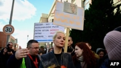 Iulia Navalnaia, văduva defunctului lider al opoziției de la Kremlin, Alexei Navalnâi, participă la „Amiază împotriva lui Putin” în fața Ambasadei Rusiei la Berlin. 17 martie 2024.