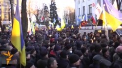 Демонстранты в Киеве у здания парламента требуют отставки правительства