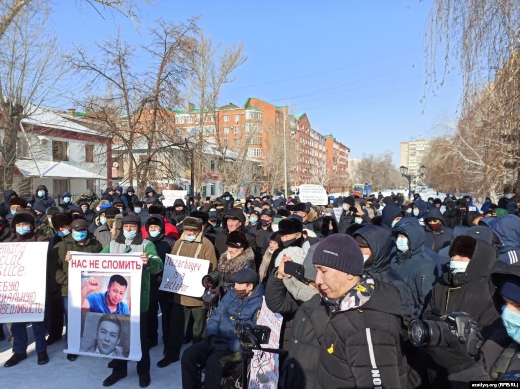 На митинге в Уральске протестующий держит плакат "Назарбаев - диктатор". 28 февраля 2021 года.