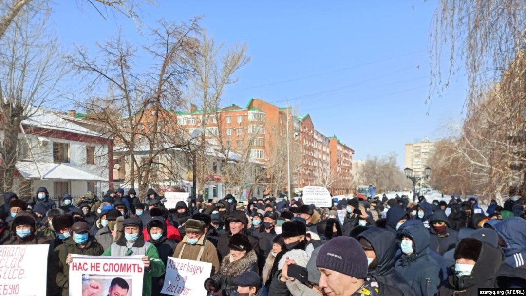 Ўралдаги намойиш иштирокчилари.
