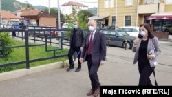 Shefi i misionit të OSBE-së në Kosovë, Jan Braathu duke vizituar vendvotimet në Mitrovicë të Veriut. 