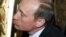 UKRAINE – UKRAINE – Russian President-elect Vladimir Putin kisses an icon in a cave cathedral during a brief tour with Ukrainian President Leonid Kuchma around Kyiv-Pechersk Lavra monastery in Kyiv, April 18, 2000